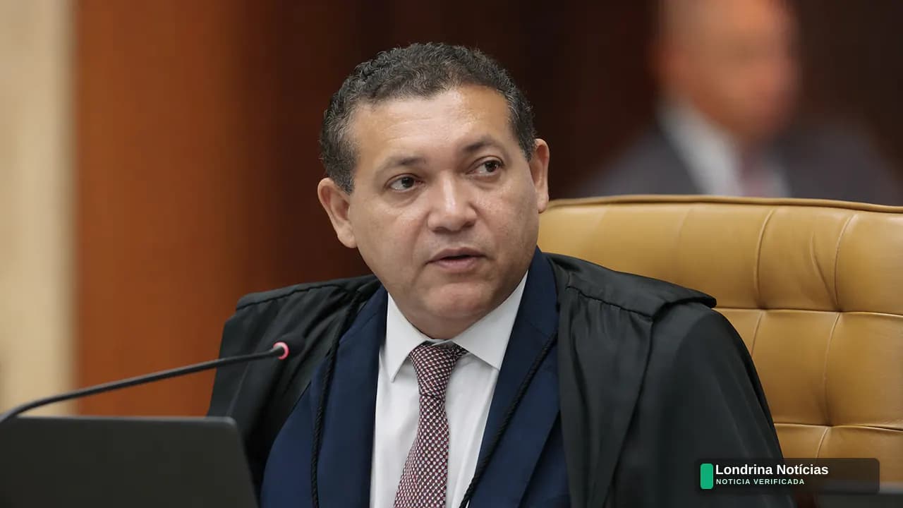 Fachada do Tribunal Superior Eleitoral durante sessão sobre pesquisa eleitoral suspensa