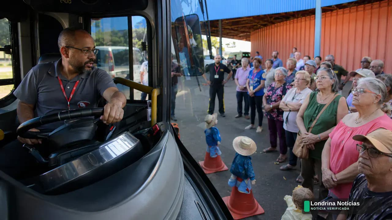 Técnicos mostram a idosos locais de pontos cegos ao redor de ônibus em campanha educativa em Londrina